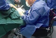 寧波一醫生坐輪椅做手術：答應患者就不要讓他們失望