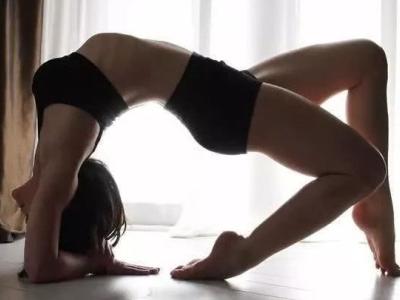 四組練美背的瑜伽動作，還可以美化你的身體線條