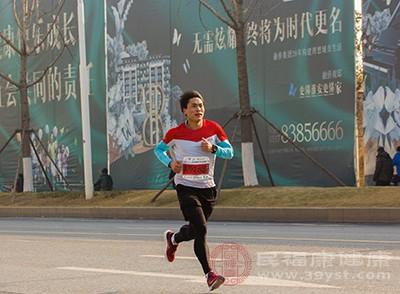 每天跑步10公里身體會怎樣 會不會跑出膝關節損傷 醫生解答