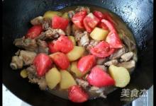 番茄土豆燜排骨的做法-咸鮮味燜菜譜
