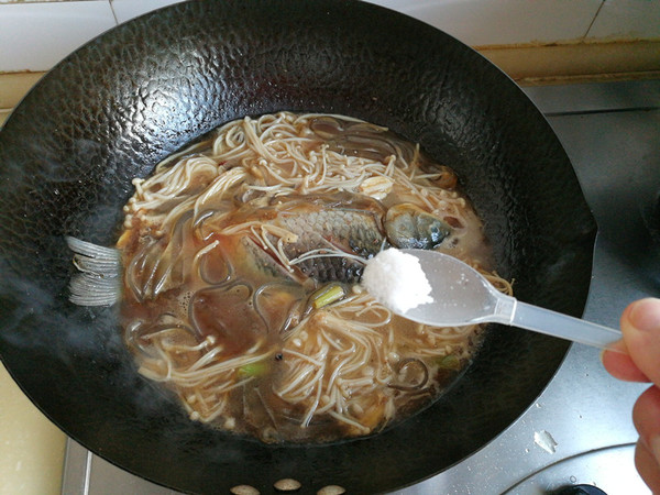 寬粉針菇燉鯽魚的做法-家常味燉菜譜