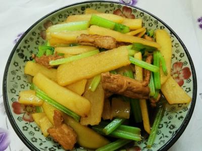 土豆炒芹菜的作法-家常味炒菜譜