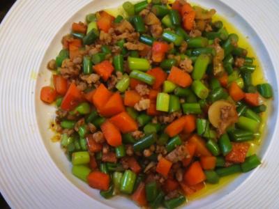 胡蘿卜炒蒜苔的做法-家常味燒菜譜
