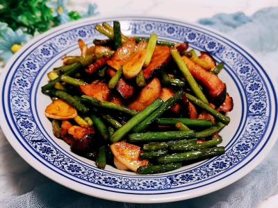 年夜飯必不可少的硬菜：蒜苔炒臘肉的做法-咸鮮味炒菜譜